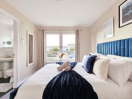Modern 5 Bed Townhouse with Free Parking