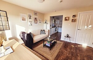 Modern 5 Bed Townhouse with Free Parking