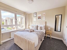 Modern 5 Bed Townhouse with Free Parking