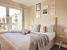 Modern 5 Bed Townhouse with Free Parking