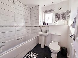 Modern 5 Bed Townhouse with Free Parking