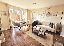 Modern 5 Bed Townhouse with Free Parking