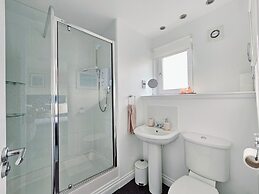 Modern 5 Bed Townhouse with Free Parking