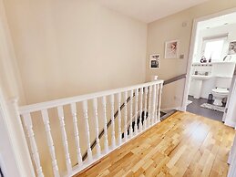 Modern 5 Bed Townhouse with Free Parking