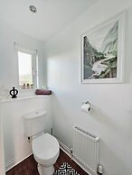 Modern 5 Bed Townhouse with Free Parking