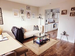Modern 5 Bed Townhouse with Free Parking