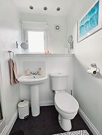 Modern 5 Bed Townhouse with Free Parking
