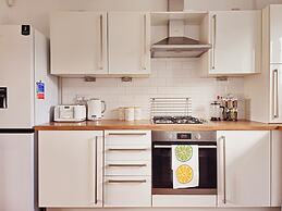 Modern 5 Bed Townhouse with Free Parking