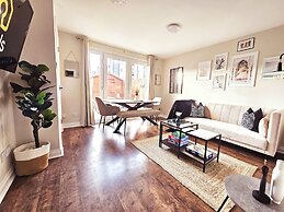 Modern 5 Bed Townhouse with Free Parking