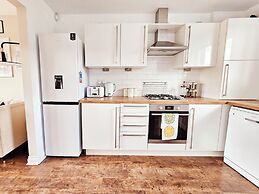 Modern 5 Bed Townhouse with Free Parking