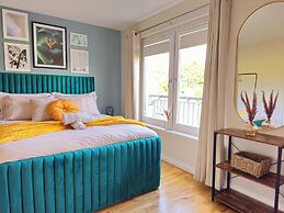 Modern 5 Bed Townhouse with Free Parking