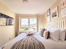 Modern 5 Bed Townhouse with Free Parking