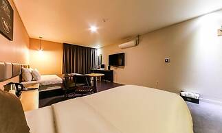 HOTEL 385