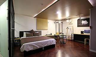 HOTEL 385