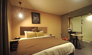 HOTEL 385