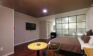 HOTEL 385