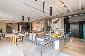 Design Loft With Private Parking