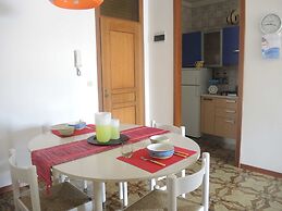 Spacious Flat Near Pluto Beach