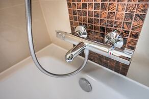 Stunning 2-bed Apartment in Windsor - Free Parking