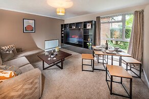 Stunning 2-bed Apartment in Windsor - Free Parking