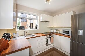 Stunning 2-bed Apartment in Windsor - Free Parking