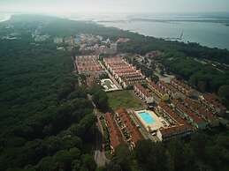 Poolside Escape in Rosolina-beahost