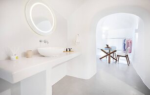 Suite With Indoor and Outdoor Jacuzzi