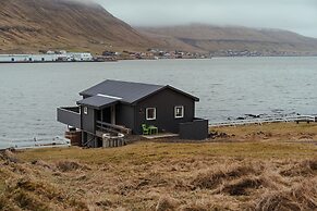 Waterfront Retreat | 2 Br Boathouse