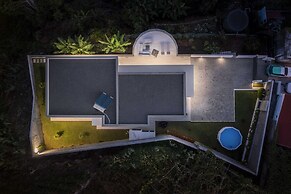 Sun, Pool and Comfort, The White House