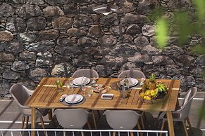With Secret Garden and Pool - Villa Quebra Costas