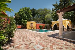 Espectacular casona con alberca y jardines