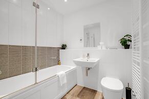 Foxherne 6 Bdrm, 3BA Hse -17