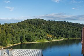 Apartment Sleeps 4 With Lake View