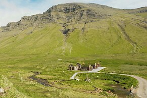 Múlafossur Cottages near Waterfall