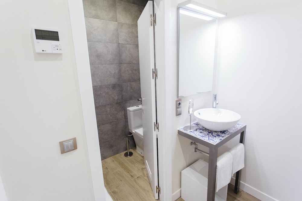 One&Lux Byron Suites