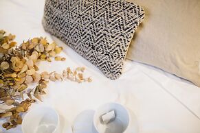 One&Lux Byron Suites