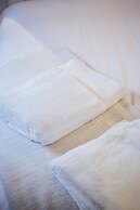 One&Lux Byron Suites