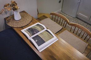 One&Lux Byron Suites