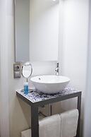 One&Lux Byron Suites
