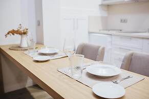 One&Lux Byron Suites