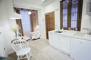 One&Lux Byron Suites