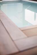 One&Lux Byron Suites
