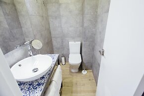 One&Lux Byron Suites