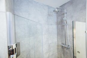 One&Lux Byron Suites
