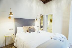 One&Lux Byron Suites