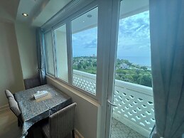 Spacious Oceanview Corner Suite Brand New