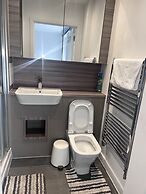 Lovely 1-bedroom With Private Balcony Near Barking