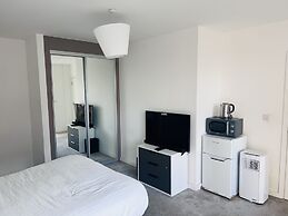 Lovely 1-bedroom With Private Balcony Near Barking