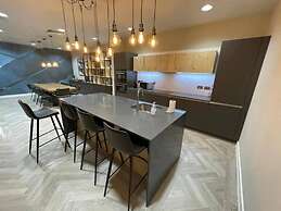One Bedroom Luxury Flat in City Center
