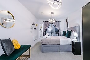 Impeccable 2-bed Apartment in Salford